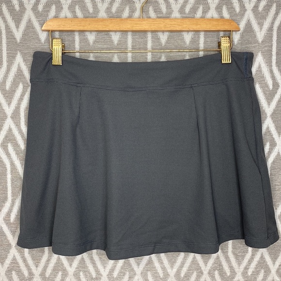 Object Textured Gray Athletic Skort Size: Medium - Picture 2 of 3